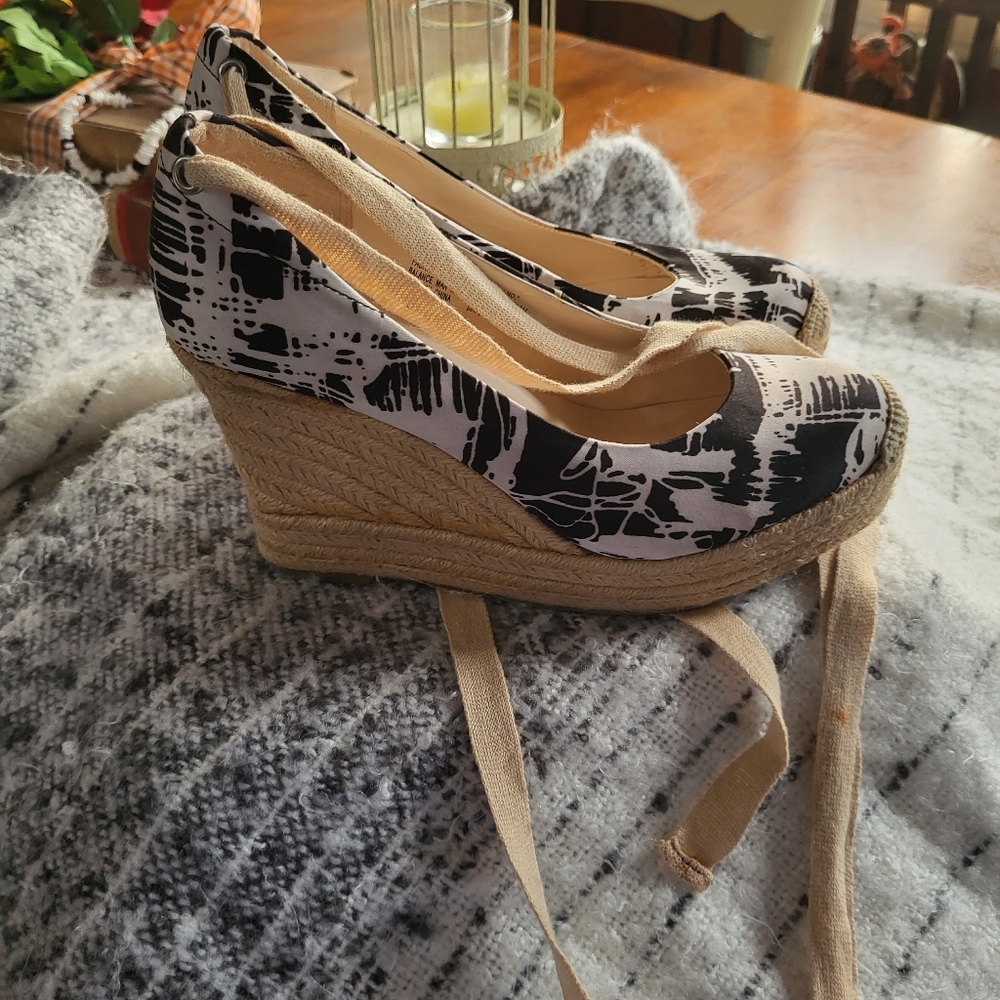 Boutique 9 wrap wedges 3.5 heel. Size 6.5